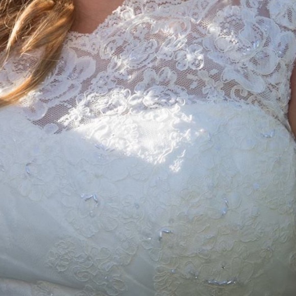 Wedding gown for sale! - Picture 3 of 4